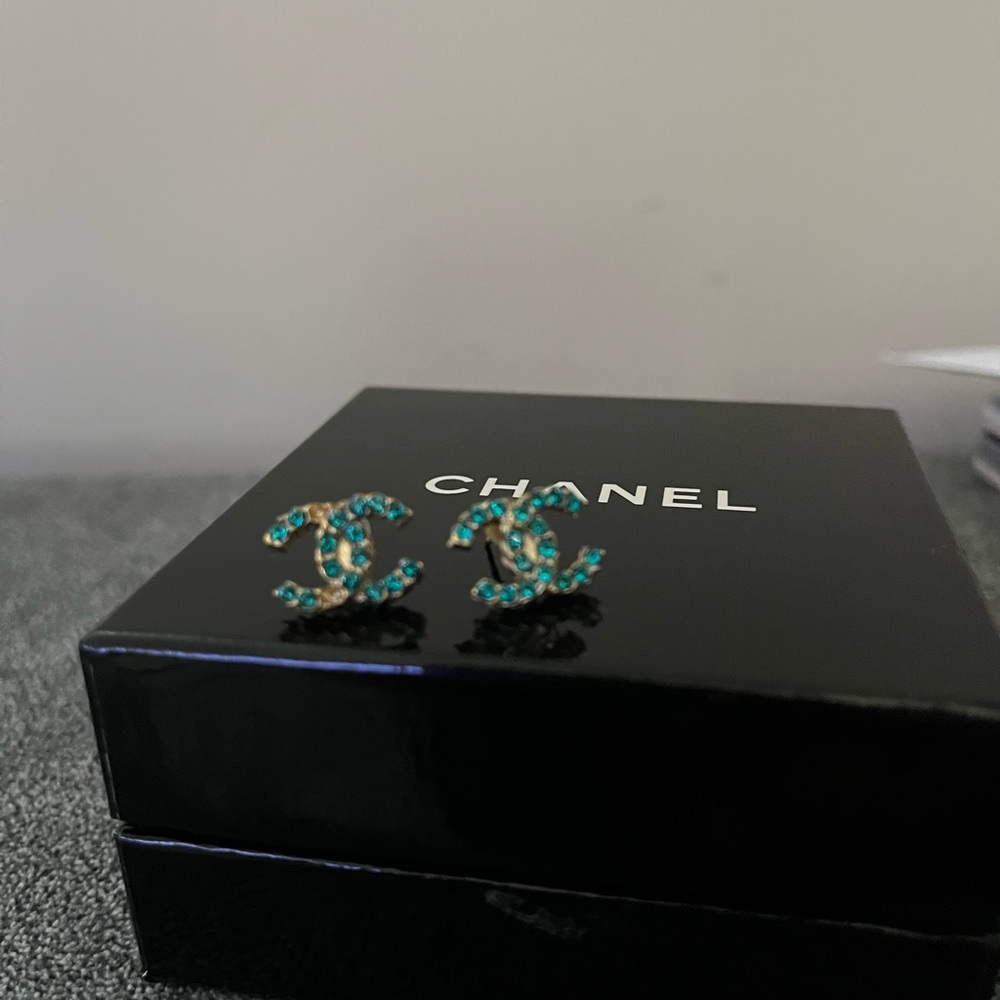 Chanel stud earrings - Picture 4 of 7